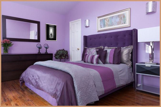 Идея дизайна: хозяйская спальня среднего размера в стиле неоклассика (современная классика) с фиолетовыми стенами и паркетным полом среднего тона без камина