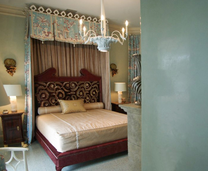 Идея дизайна: большая хозяйская спальня в классическом стиле с синими стенами и ковровым покрытием без камина