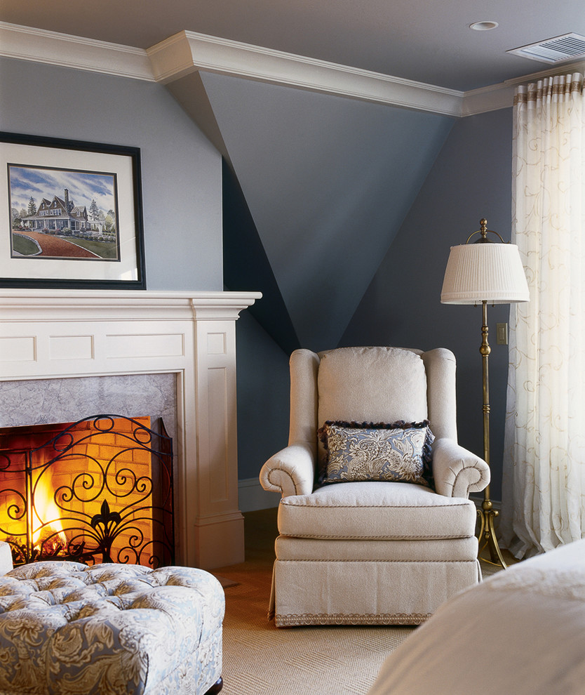 Imagen de dormitorio principal tradicional de tamaño medio con paredes azules, moqueta, todas las chimeneas y marco de chimenea de piedra
