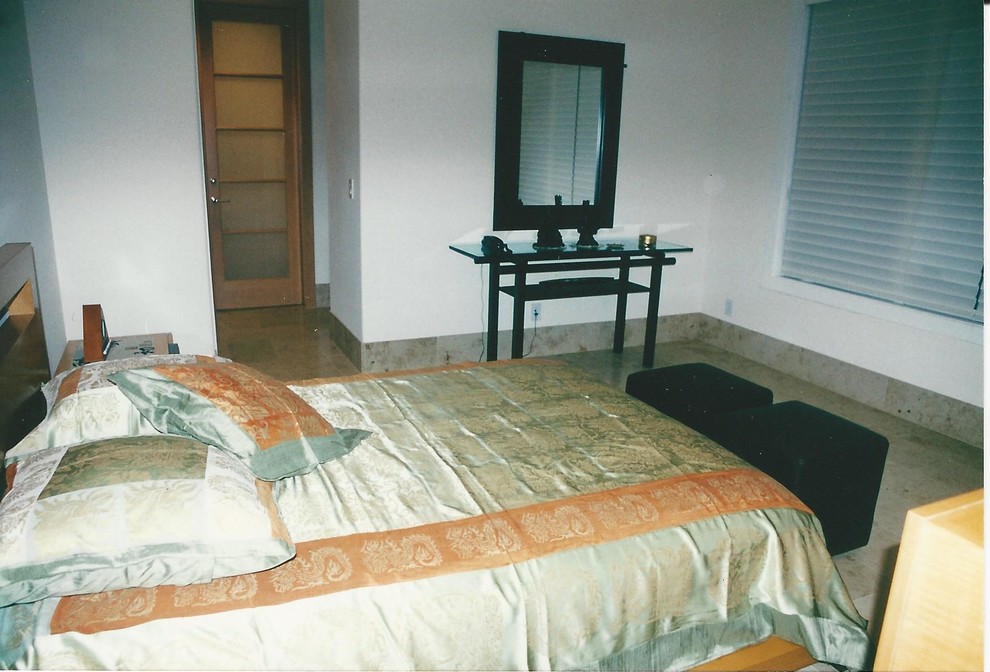 Esempio di una grande camera degli ospiti minimalista con pareti bianche e pavimento in pietra calcarea