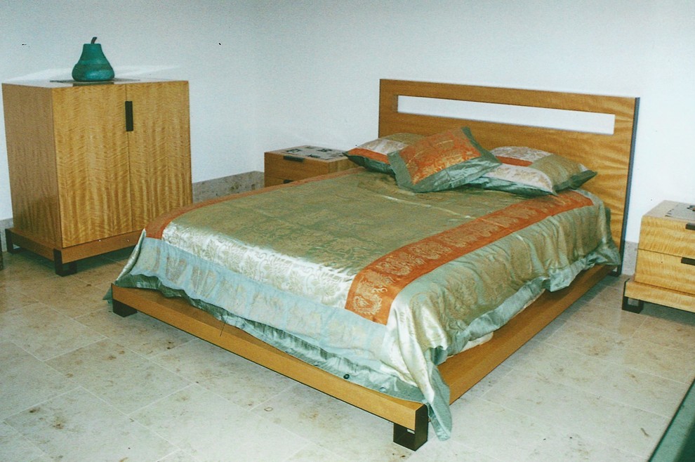 Foto de habitación de invitados moderna grande con paredes blancas y suelo de piedra caliza