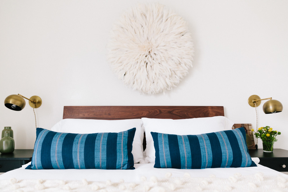 Стильный дизайн: большая хозяйская спальня в стиле ретро с белыми стенами - последний тренд