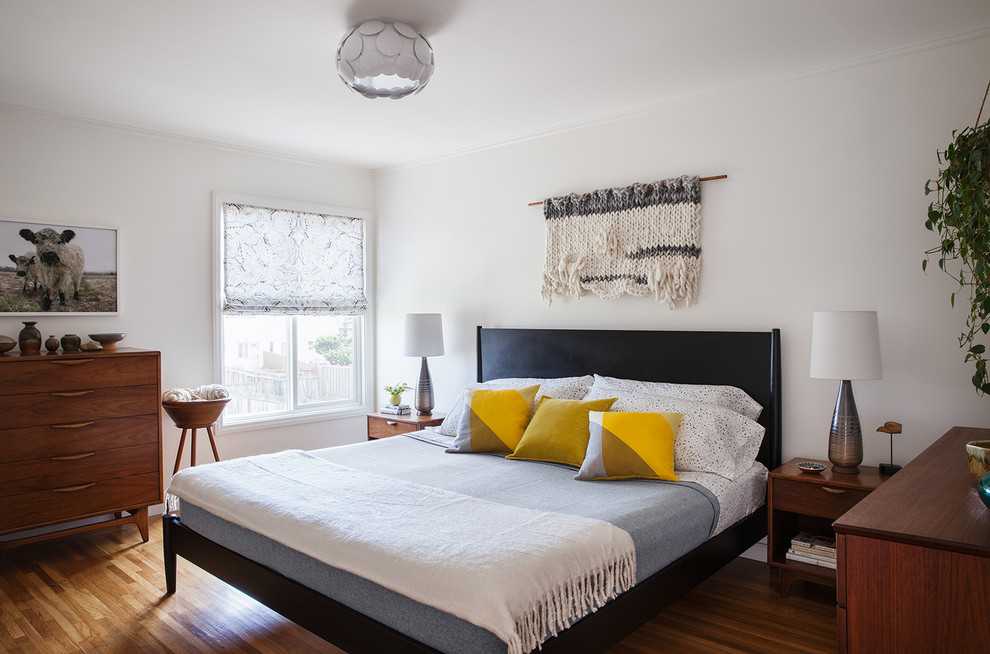 Kleines Eklektisches Hauptschlafzimmer ohne Kamin mit weißer Wandfarbe und braunem Holzboden in San Francisco