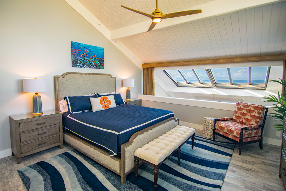 На фото: спальня на антресоли в морском стиле с бежевыми стенами, паркетным полом среднего тона и серым полом