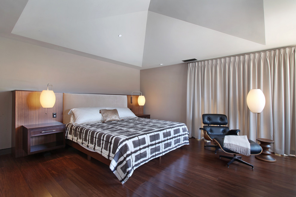 Diseño de dormitorio principal retro con suelo de bambú y paredes beige
