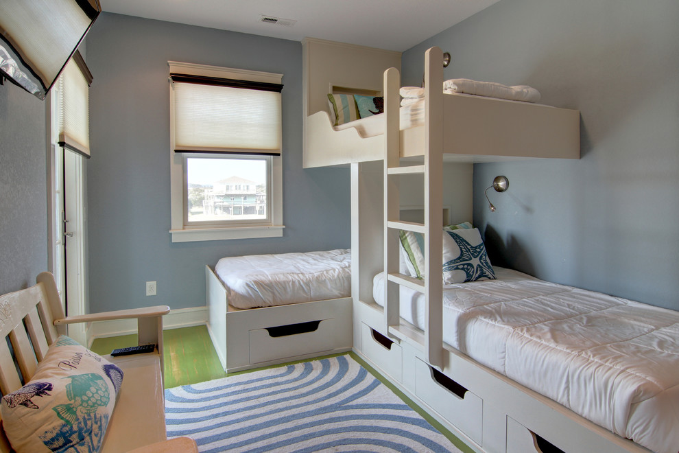 他の地域にある中くらいなビーチスタイルのおしゃれな客用寝室 (青い壁、無垢フローリング、暖炉なし、緑の床、グレーとクリーム色) のインテリア