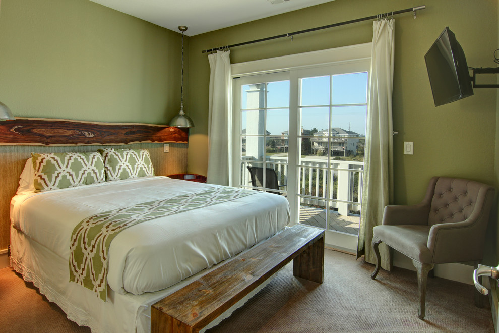 Mittelgroßes Maritimes Gästezimmer ohne Kamin mit grüner Wandfarbe und Teppichboden in Sonstige