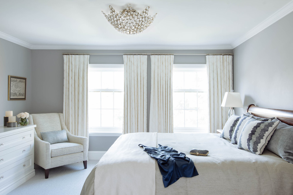 トロントにある広いトランジショナルスタイルのおしゃれな主寝室 (グレーの壁、カーペット敷き、暖炉なし、白い床、グレーとクリーム色)