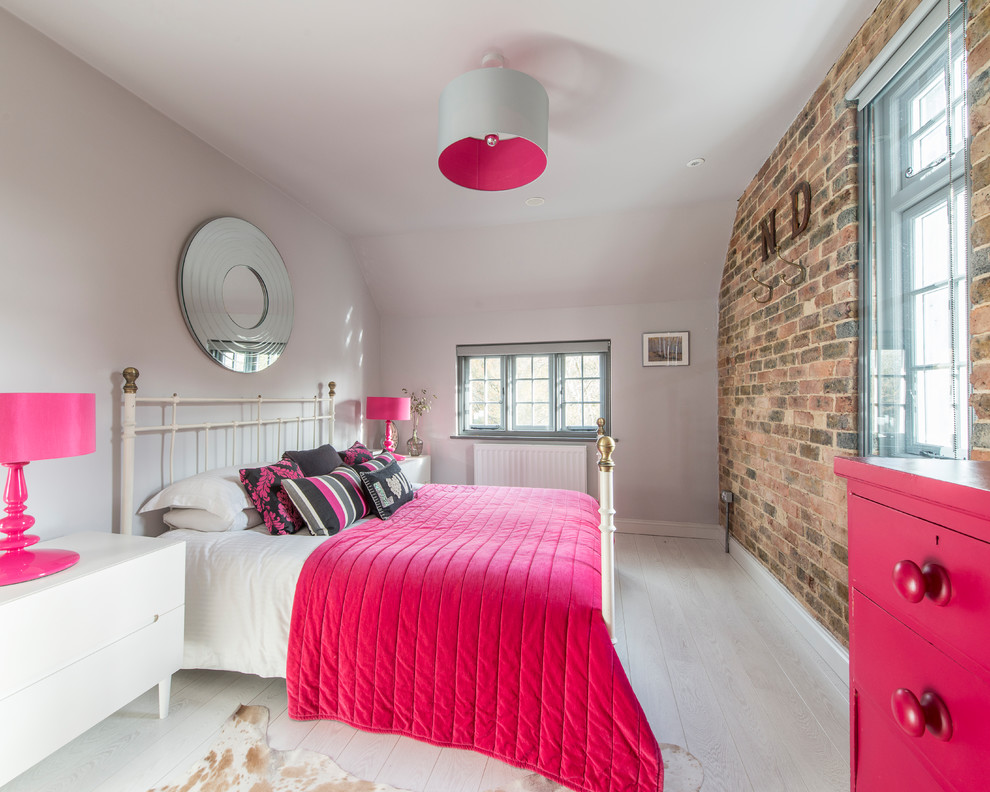 Mittelgroßes Stilmix Schlafzimmer mit hellem Holzboden und weißem Boden in Sonstige