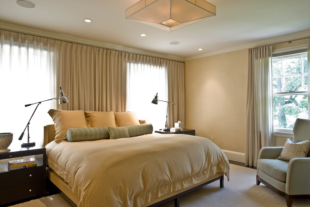 Ejemplo de dormitorio principal tradicional renovado de tamaño medio con paredes beige, suelo de madera oscura y suelo beige
