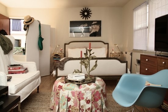 Kleines Stilmix Schlafzimmer im Loft-Style mit weißer Wandfarbe und hellem Holzboden in Los Angeles