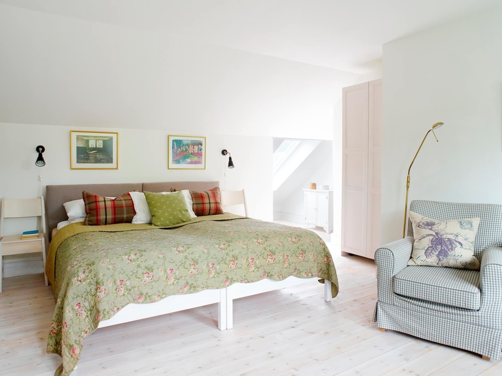 Imagen de dormitorio contemporáneo de tamaño medio sin chimenea con paredes blancas, suelo de madera clara y suelo blanco