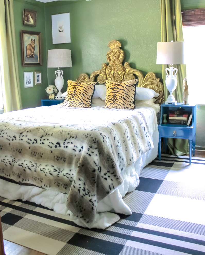 Foto de dormitorio principal ecléctico pequeño con paredes verdes y suelo de madera en tonos medios