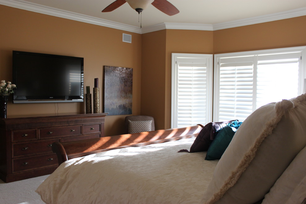 Example of a classic bedroom design in Kansas City