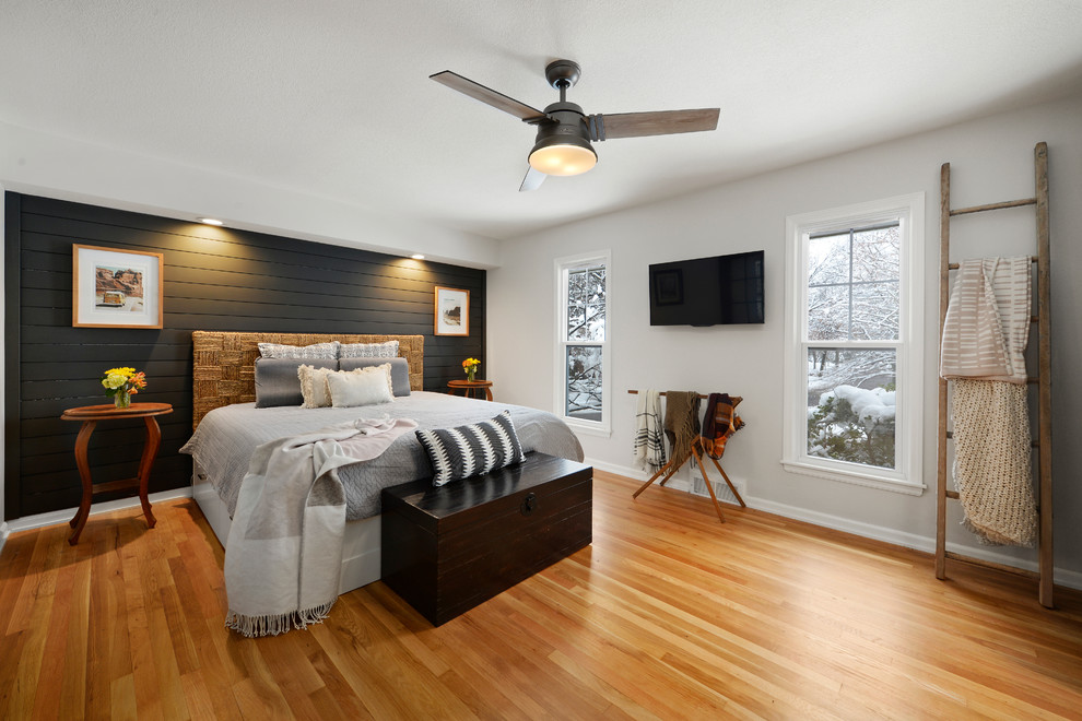 Diseño de dormitorio principal clásico pequeño con paredes blancas y suelo de madera en tonos medios