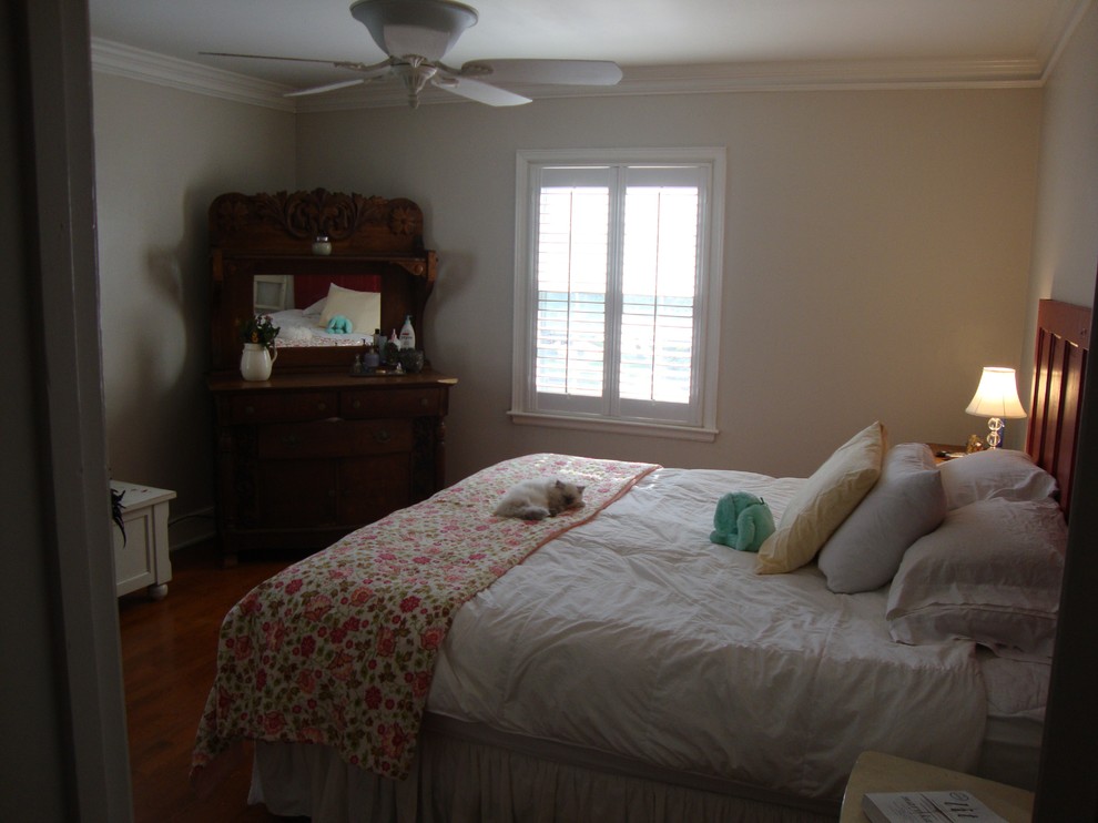 Mittelgroßes Klassisches Hauptschlafzimmer mit beiger Wandfarbe und braunem Holzboden in Atlanta