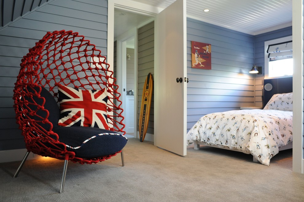 На фото: спальня в морском стиле с синими стенами и ковровым покрытием