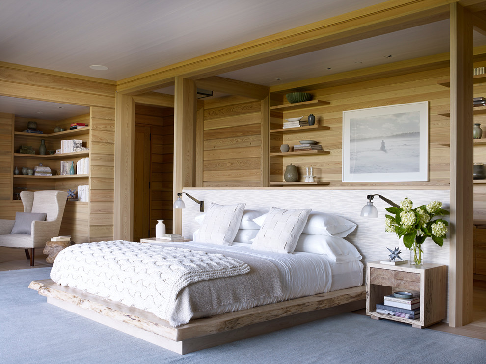 Стильный дизайн: хозяйская спальня в морском стиле с светлым паркетным полом и бежевым полом - последний тренд