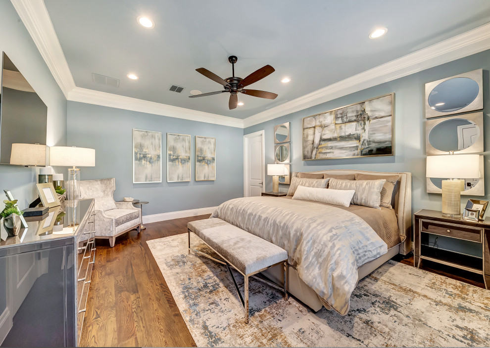 На фото: спальня в стиле неоклассика (современная классика) с синими стенами, паркетным полом среднего тона и коричневым полом