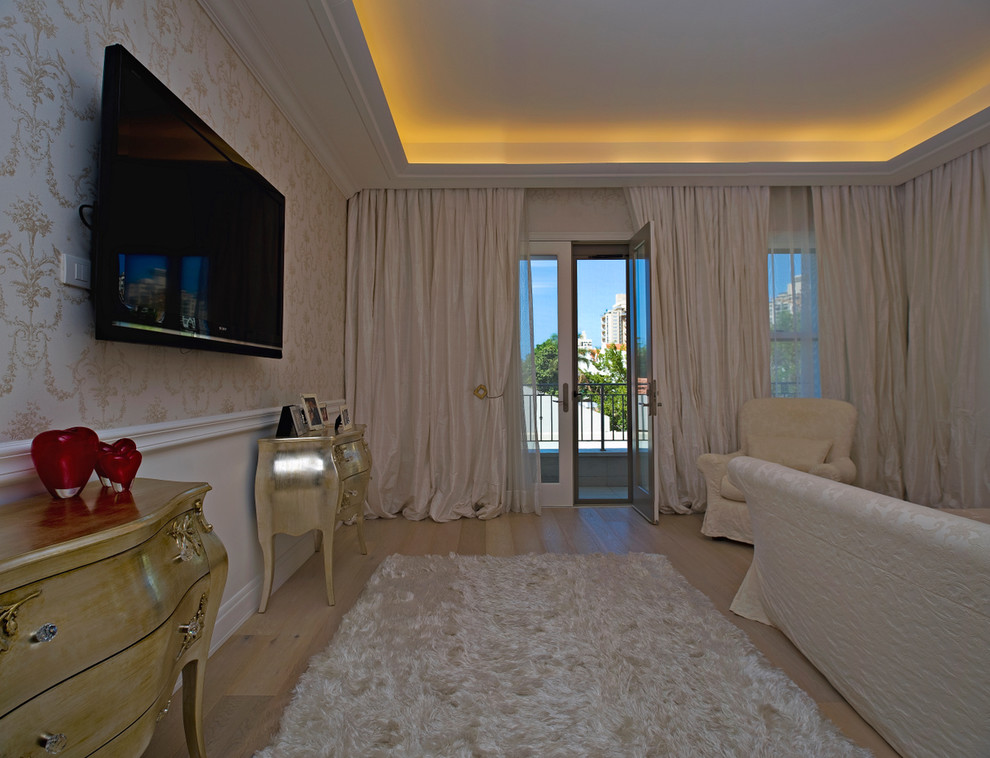 На фото: спальня в классическом стиле с бежевыми стенами и светлым паркетным полом