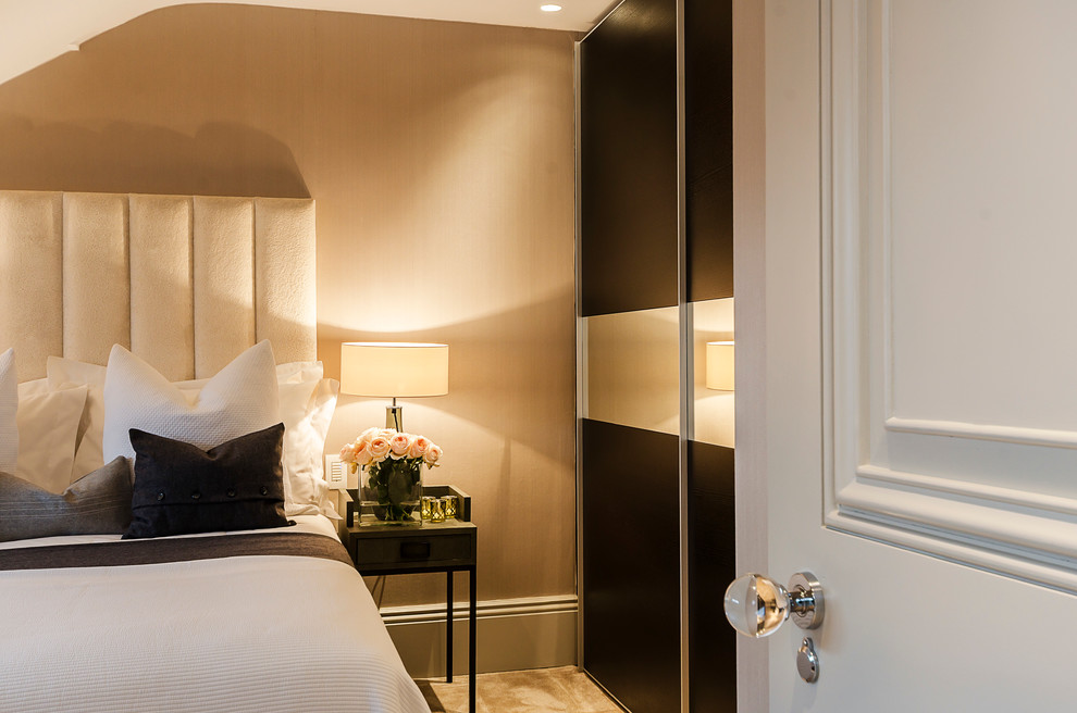 Пример оригинального дизайна: большая гостевая спальня (комната для гостей) в современном стиле с серыми стенами и ковровым покрытием