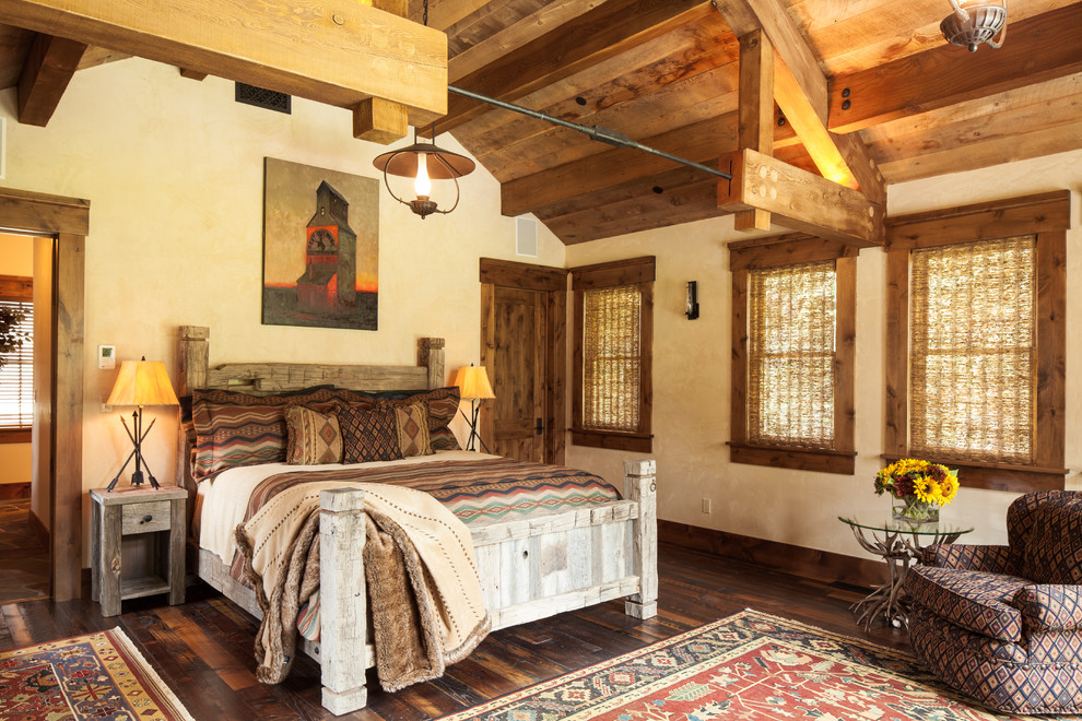Ispirazione per una camera da letto stile rurale con pareti beige e parquet scuro