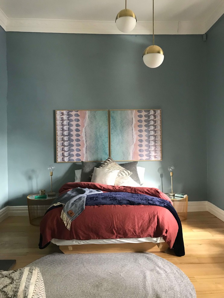 Свежая идея для дизайна: хозяйская спальня среднего размера в современном стиле с синими стенами - отличное фото интерьера