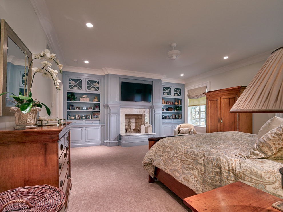 Foto de dormitorio principal clásico grande con paredes blancas, moqueta, todas las chimeneas y marco de chimenea de piedra