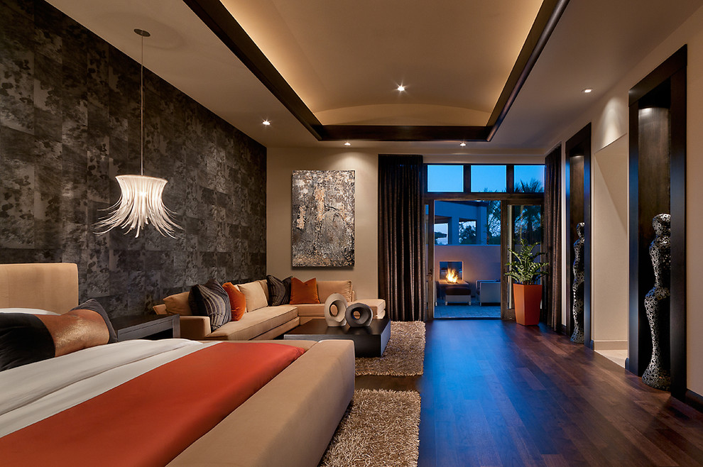 フェニックスにあるトロピカルスタイルのおしゃれな寝室 (マルチカラーの壁、濃色無垢フローリング)
