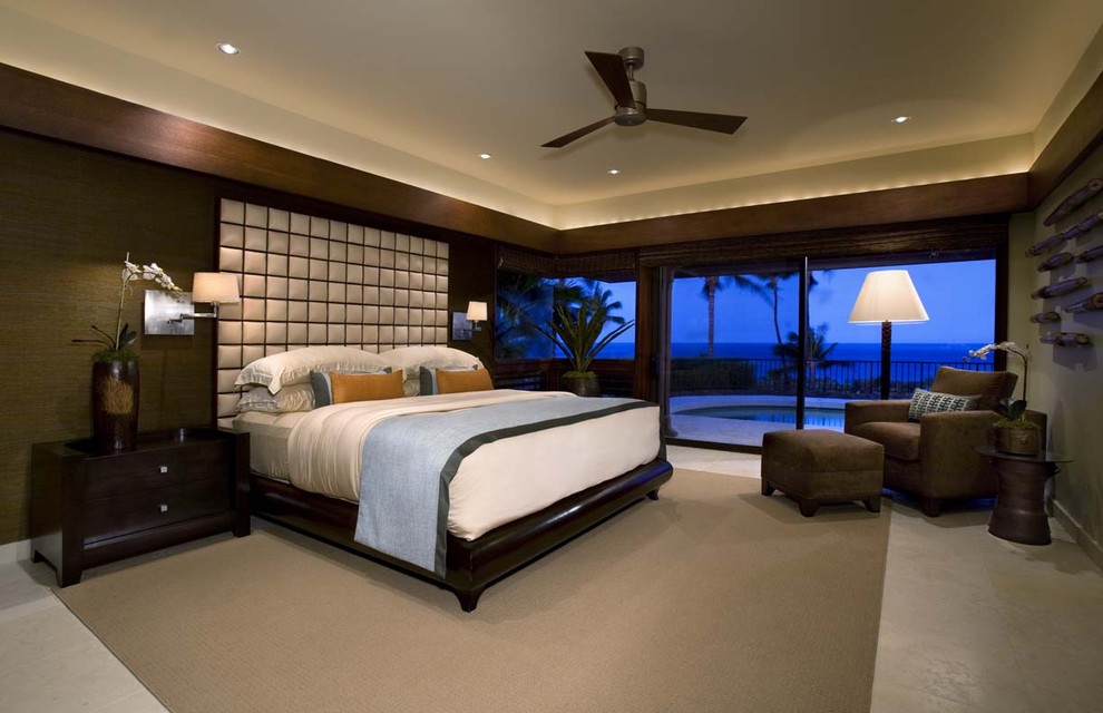 Esempio di una camera da letto tropicale con pareti marroni