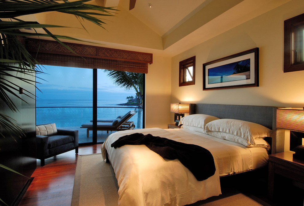 This is an example of a contemporary bedroom in Hawaii.