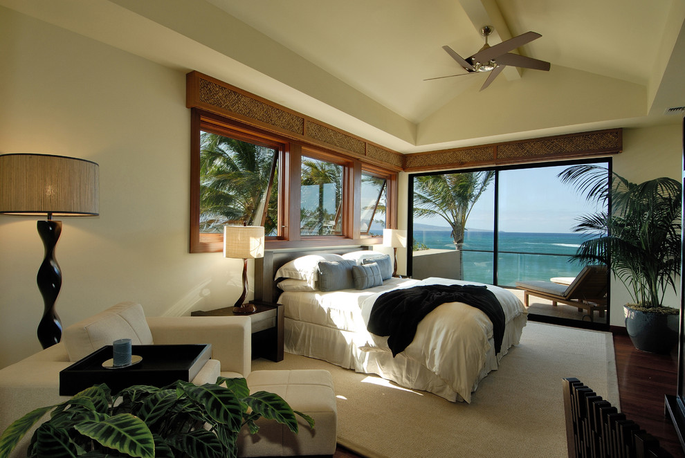 Bedroom - contemporary bedroom idea in Hawaii