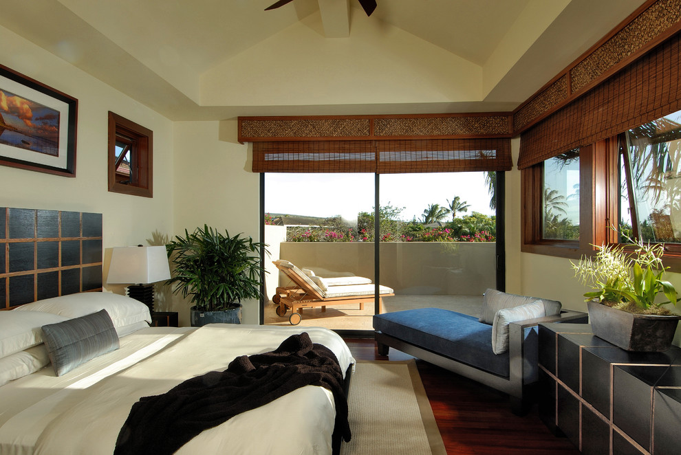 Modernes Schlafzimmer mit beiger Wandfarbe in Hawaii