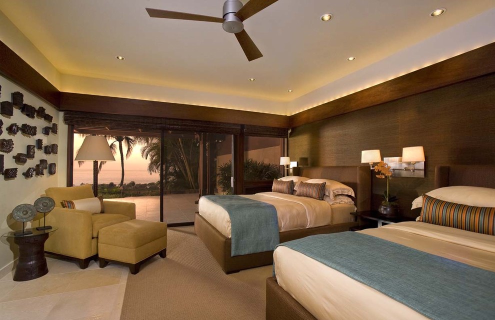 ハワイにあるトロピカルスタイルのおしゃれな客用寝室 (茶色い壁) のレイアウト