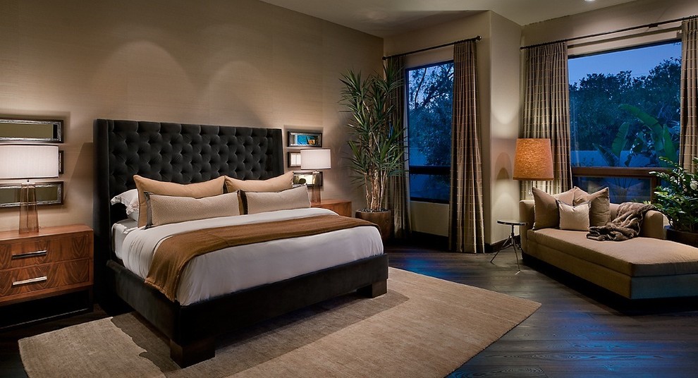 На фото: спальня в современном стиле с коричневыми стенами и акцентной стеной