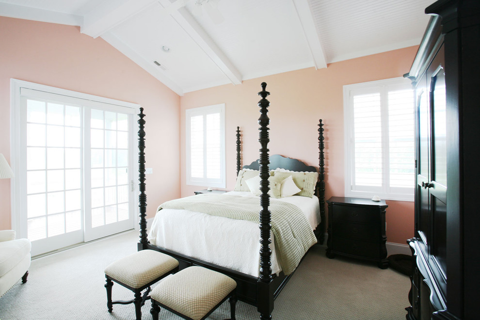 Идея дизайна: спальня в классическом стиле с розовыми стенами