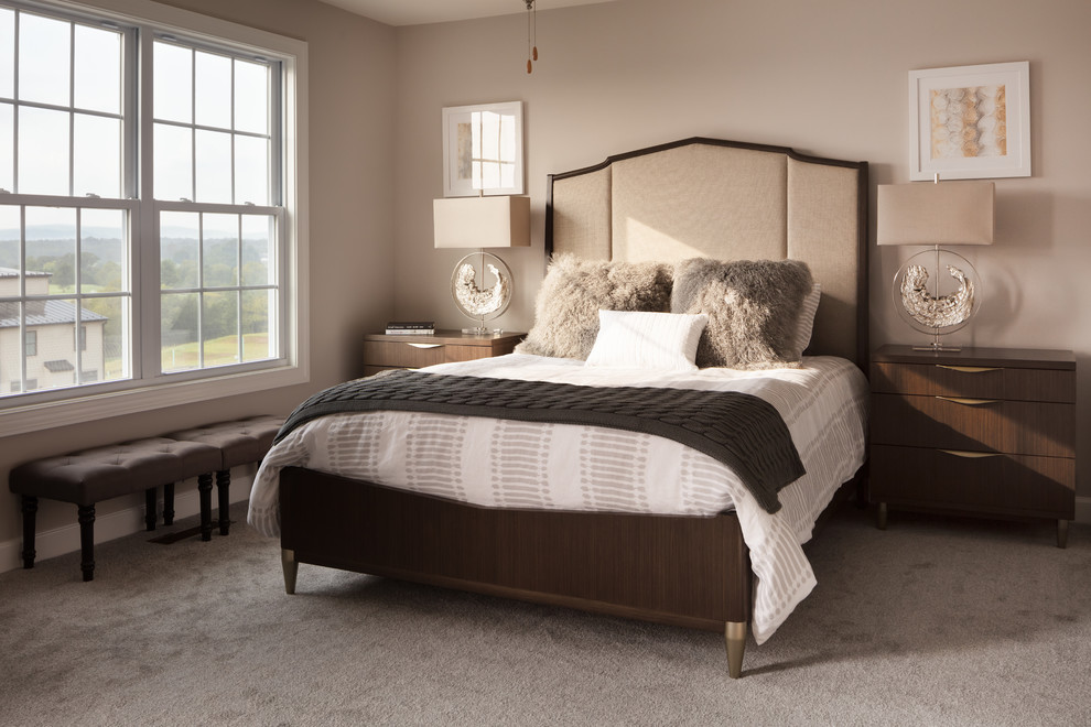Foto de dormitorio principal clásico renovado de tamaño medio con paredes beige, moqueta y suelo gris