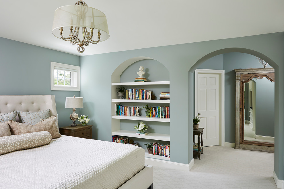 Modelo de dormitorio principal tradicional grande sin chimenea con paredes azules, moqueta y suelo blanco