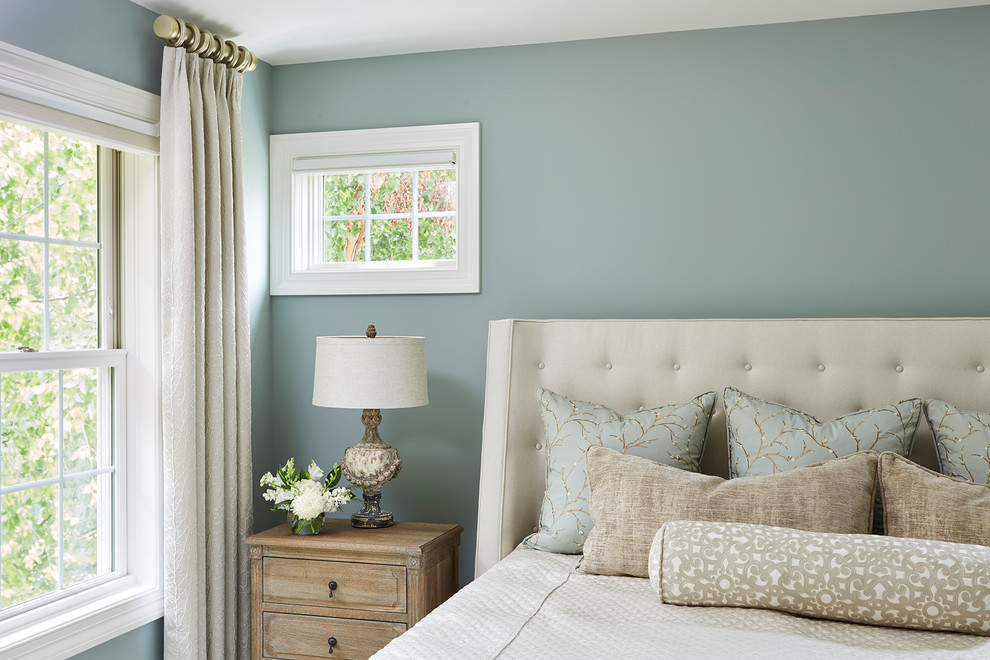ミネアポリスにある広いトラディショナルスタイルのおしゃれな主寝室 (青い壁、カーペット敷き、暖炉なし、白い床) のレイアウト