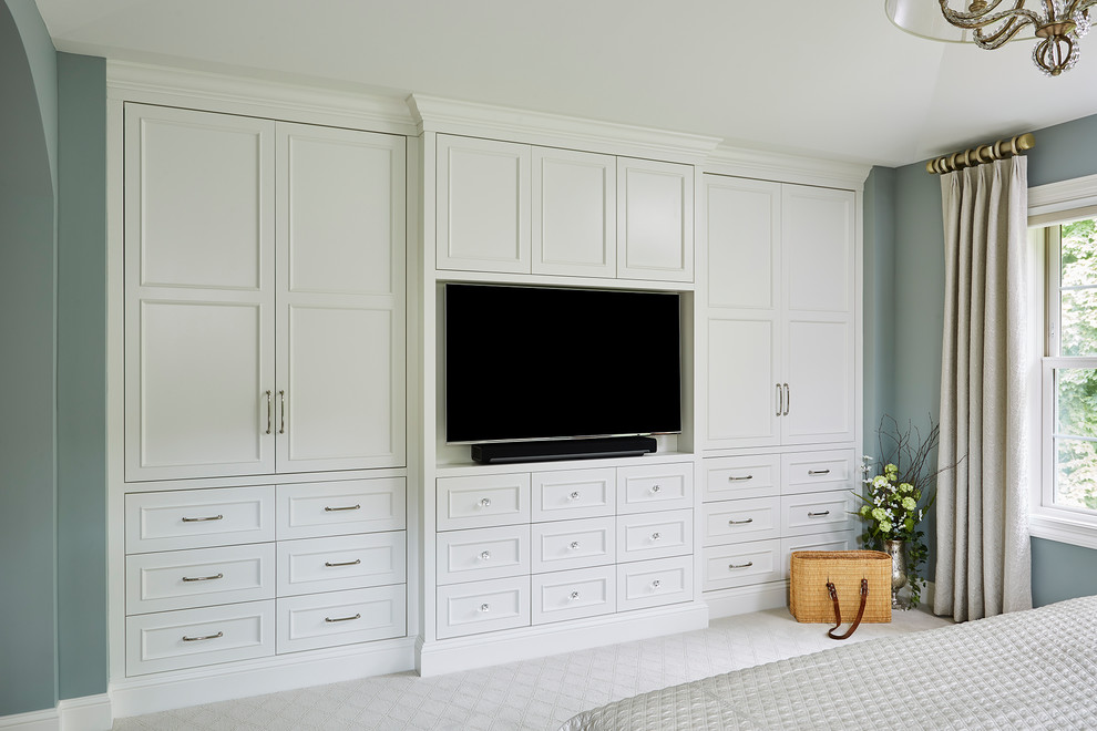 ミネアポリスにある広いトラディショナルスタイルのおしゃれな主寝室 (青い壁、カーペット敷き、暖炉なし、白い床)