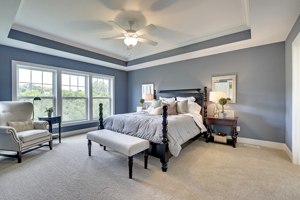 Пример оригинального дизайна: большая хозяйская спальня в стиле неоклассика (современная классика) с синими стенами и ковровым покрытием без камина