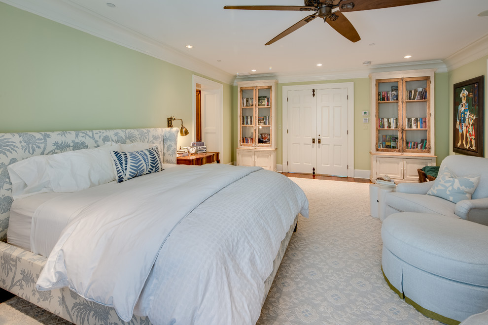 Ejemplo de dormitorio principal campestre grande con paredes verdes y suelo de madera en tonos medios