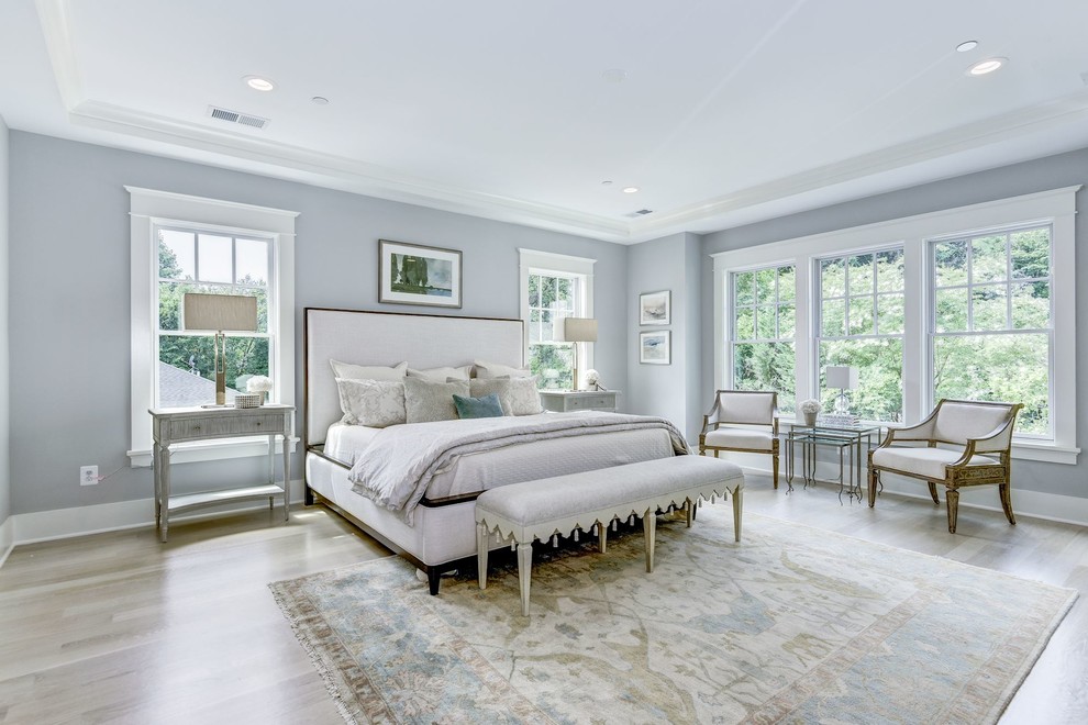 Cette photo montre une grande chambre parentale craftsman avec un mur gris, parquet clair et un sol blanc.