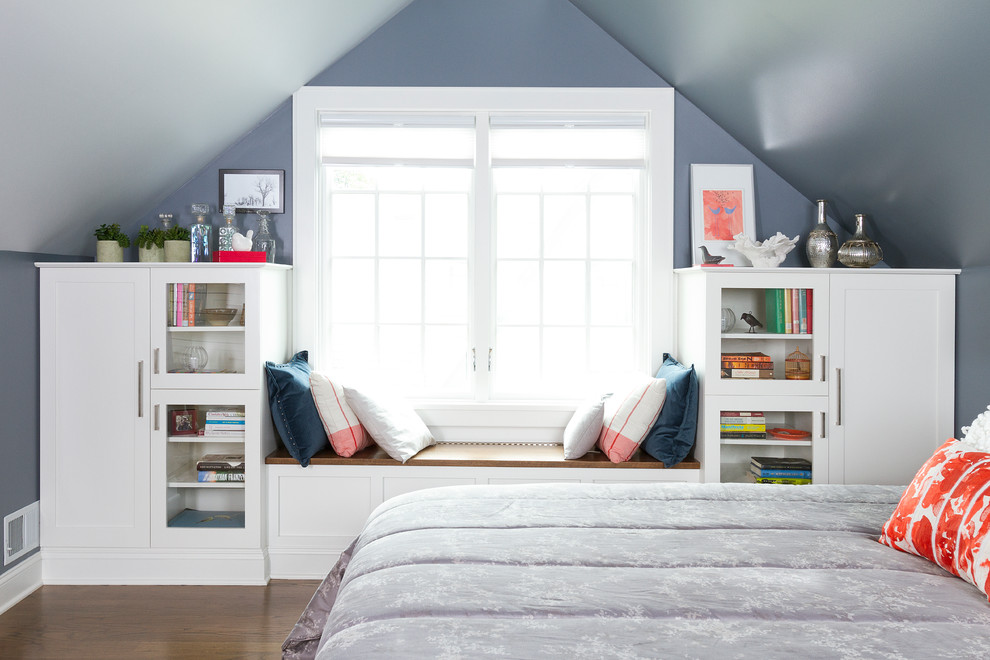 Источник вдохновения для домашнего уюта: спальня на мансарде в стиле неоклассика (современная классика) с серыми стенами