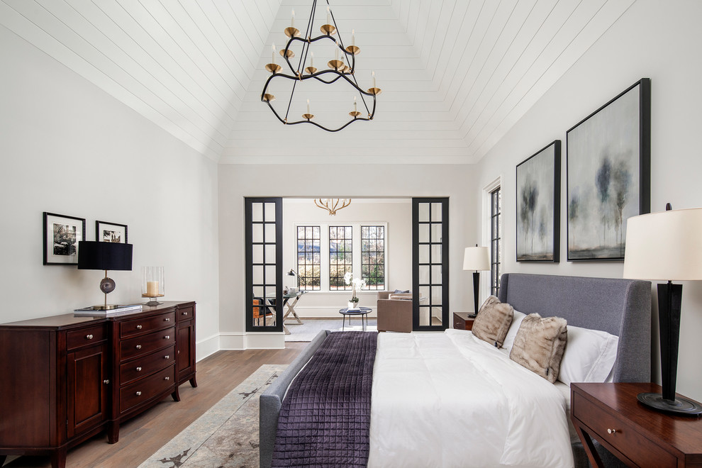 Источник вдохновения для домашнего уюта: огромная хозяйская спальня в стиле неоклассика (современная классика) с паркетным полом среднего тона, серыми стенами и коричневым полом