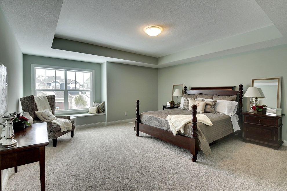 Großes Klassisches Hauptschlafzimmer ohne Kamin mit grüner Wandfarbe und Teppichboden in Minneapolis