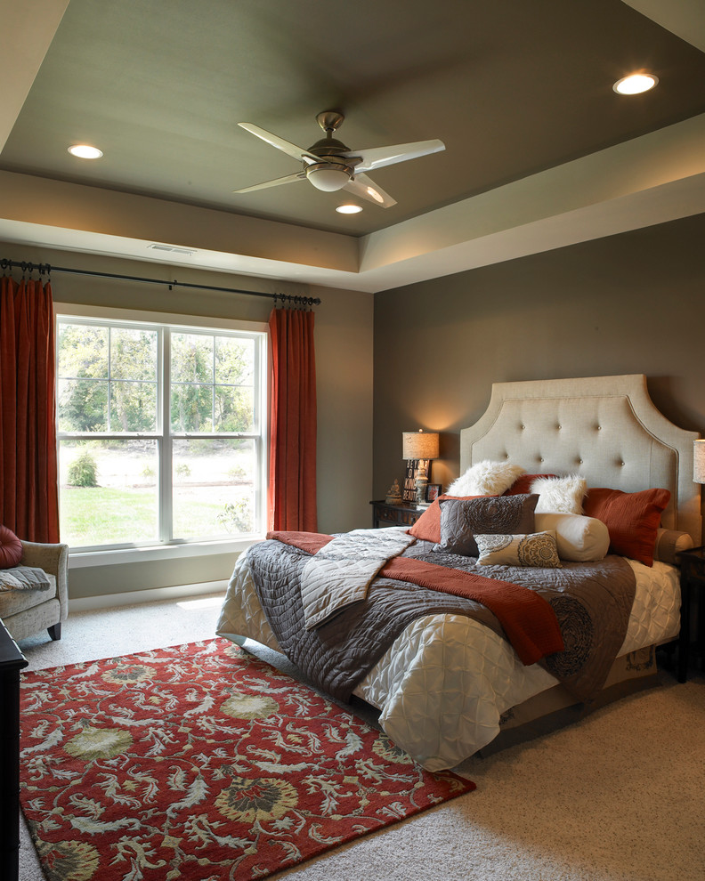 Идея дизайна: хозяйская спальня среднего размера в стиле неоклассика (современная классика) с ковровым покрытием и бежевыми стенами