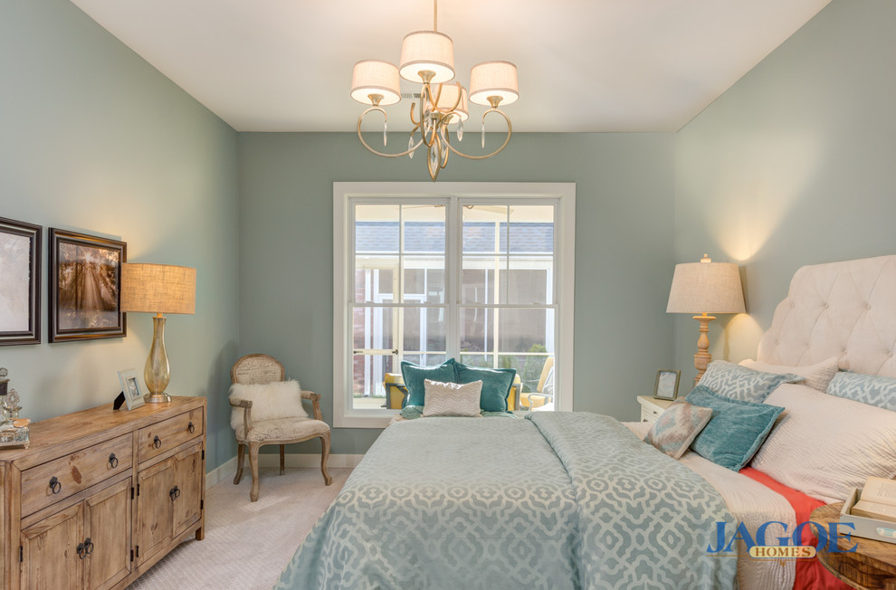 Imagen de dormitorio principal marinero de tamaño medio con paredes azules y moqueta