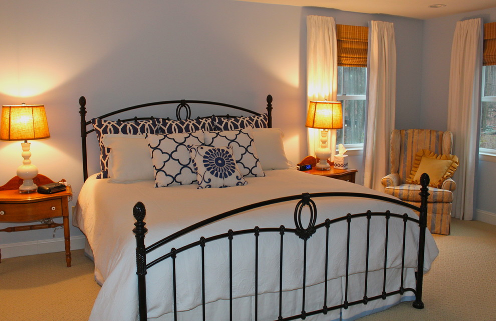 Foto de dormitorio principal tradicional grande sin chimenea con paredes azules y moqueta