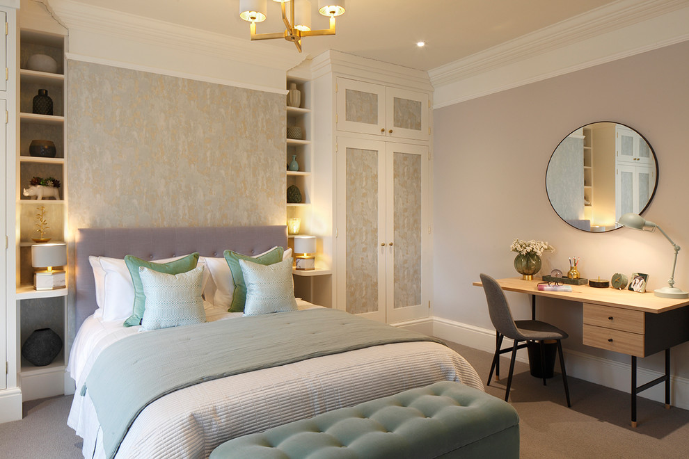 Свежая идея для дизайна: большая гостевая спальня (комната для гостей) в стиле неоклассика (современная классика) с серыми стенами, ковровым покрытием и серым полом без камина - отличное фото интерьера